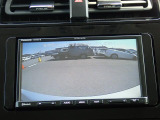 バックカメラ装備しております。駐車時に大変役に立ちますよ。駐車が苦手な方にも便利機能です。