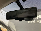 後部座席の人や、荷物に視界を邪魔されずに車両後方のカメラ映像をミラー面に映し出して、いつでもクリアな後方視界を確保する、インテリジェントルームミラーを装備しています。