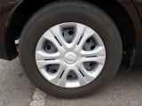 足元を引き締める純正フルホイ-ルカバ-付きです。タイヤサイズは、185/70R14です。