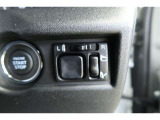 【電動格納ドアミラー】運転席からボタンでドアミラーの角度調整や格納が可能です。