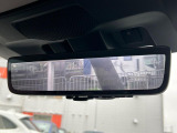 【スマートリヤビューミラー】後席の大きな荷物や同乗者で後方が確認しづらい時でも安心!カメラが撮影した車両後方の映像をルームミラー内に表示。クリアな視界で状況の確認が可能です!