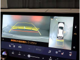 パノラミックビューモニター。車両を上から見たような映像を表示。運転席から目視しにくい車両周囲の状況をリアルタイムで確認できます。