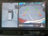 空から見下ろすような視点で、スムーズな駐車と安全確認をサポートする「アラウンドビューモニター」付です。