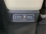 パワーウインドウスイッチの下にはETCがついています。高速道路の料金所の通過も楽々です。 カードの取り出しもしやすい場所についています。