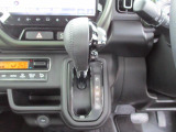 インパネシフトで足元広々