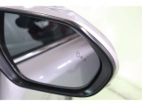 ブラインドスポットモニター(BSM)を装備しています。隣を走る車両が死角に入るとミラー内LEDインジケーターが点灯。さらに、ウィンカーを出すとインジケーターが光って点滅して注意を促してくれます。