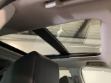 【大型サンルーフ】車内を明るく照らし、解放感を演出してくれる大きな【サンルーフ】室内の豪華さやプレミアム感が違います。