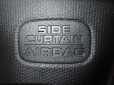 サイドカーテンエアバックシステムは、側面衝突時に大人から子供までさまざまな体格の乗員の頭部や頚部を広範囲で保護。特にセンターピラーへの頭部衝突を防ぐ展開性能を実現しています。