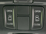 【両側パワースライドドア】スマートキーや運転席のスイッチで後席両側スライドドアの開閉が可能♪電動だから力を入れてドアを開ける必要が無く、小さなお子様でも簡単に開け閉めでき快適です♪