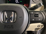 ハンドルにHondaセンシング系のクルーズコントロールやレーンキープアシストなどの操作スイッチが装備されています。ハンドルから手を離さず安全に操作できます。