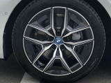 BMW純正19インチホイール。洗練されたデザインで、足元の個性を引き立てます。