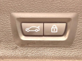 ●電動リアゲート:ワンタッチでリアゲートの開閉ができ、荷物などで両手が塞がっている状態でも簡単に開閉ができる便利機能です。