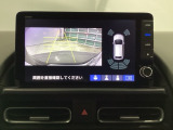 バックギアに入れますとご覧のような画像に自動的に切り替わります。車庫入れ時に役立ちます。