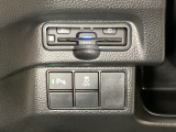 ハンドルの左下にETCとHondaセンシング用の、VSA(ABS+TCS+横滑り抑制)解除スイッチなどがついています。高速道路の料金所の通過も楽々です。 カードの取り出しもしやすい場所についています。