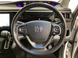 ハンドルにHondaセンシング系のクルーズコントロールやレーンキープアシストなどのスイッチと、オーディオの操作スイッチが装備されています。ハンドルから手を離さず安全に操作できます。