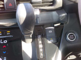 電動パーキングブレーキ装備!また、オートブレーキホールド機能もありますので、停車時ブレーキペダルから足を離してもブレーキ力を保持しているので動き出しません。(アクセルペダルを踏むと解除され発進します)