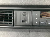 スマートフォンや携帯電話と直接ケーブルで接続して充電もできる【USBソケット】をインパネに配置。