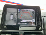 【アラウンドビューモニター】周囲を見渡せる映像で、スムースな駐車をサポートします