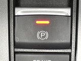 【電子制御パーキングブレーキ】パーキングブレーキを指先だけで操作可能です!力の弱い人にも安心してブレーキをかけていただけます!