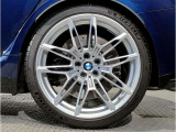 BMWの純正アロイホイールは軽量かつ強度にも優れているホイールで走行性能を引き上げる設計になっております。足元にもBMWは妥協がなくこだわっている個所になります。