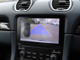 バックカメラ装備 バックでのよりスムーズな駐車やステアリング操作を行えます。PCMモニター上に、車両の予測進路を示したガイドラインを表示します。