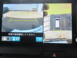 【マルチビューカメラシステム】専用のカメラにより、上から見下ろしたような視点で360度クルマの周囲を確認することができます。縦列駐車や幅寄せ時に大活躍間違いなしの機能