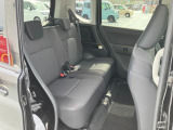 リヤシートも全車消毒済み。天井も高く快適空間で足元も広々。左右のシートが別々に動くのでアレンジ色々♪