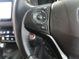 ステアリングスイッチ付き。前方から目を離すことなく操作することが可能です。