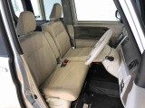 運転席の座面高さを調整できるシートリフターが付いています。フロントシートはベンチシートを採用で、座面も広く使い勝手もいいですよ♪
