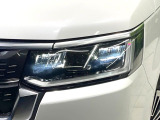 【LEDヘッドライト】悪天候や夜間走行時も良好な視界を確保し安心して運転できる高輝度LEDヘッドライトを装備!点灯速度が早く、消費電力も抑えられています。
