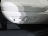 【パワーシート】電動なので、きめ細かい調整ができます!自分自身の運転姿勢に合わせた、適切なドライビングポジションが確保できます♪