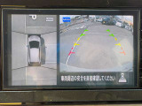空から見下ろすような視点で、スムーズな駐車と安全確認をサポートする「アラウンドビューモニター」付です。