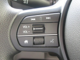 【 ステアリングスイッチ 】手元のスイッチで音量や選曲、ソース切り替えといった操作が可能です!!わざわざナビを操作しなくても良いので非常に便利な機能です!
