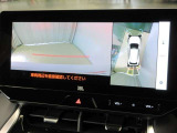 パノラミックビューモニター付きです。車両を上から見たような映像をディスプレイオーディオ画面に表示。運転席からの目視だけでは見にくい、車両周辺の状況をリアルタイムでしっかり確認できます。