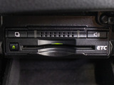 コンソール内一体型のビルトインETC装備!見た目の部分も良いですが、ETCカードの盗難防止になる設置箇所です!料金所の渋滞回避!時間帯・日によって料金の軽減を受けられます!ストレス知らずのドライブ!
