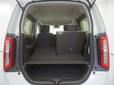 2列目シートは左右独立で倒すことができます。3人乗車状態でより多くの荷物を積むことができます。