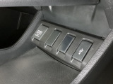 アクセサリーソケットはUSBのアダプターなどをつければ、スマホの充電にも使えます。横にはナビゲーション用の外部入力可能なUSB端子がついており、周辺には物が置けるトレーがついています。