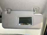 【運転席サンバイザー】鏡が付いているのでメイク直しなどにも便利★