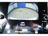 バックギアに入れるとバックカメラの映像がナビに映ります。障害物までの距離もわかりやすいです。