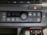 セレクトレバーの左上にオートエアコンがついてますので簡単操作で快適に過ごせます。運転席のみシートヒータースイッチ内蔵で2段階の温度設定ができます。