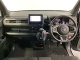 車内は光触媒抗菌消臭施工済です。スタイリッシュなデザインでスポーティなインパネ周りを演出します。グローブボックスやカップホルダーのほかにトレーなどたくさんの収納スペースが付いています。