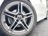●純正18インチアルミホイール:輸入車ならではの卓越した走りを支えるホイールと足回りです!日本車の走りに慣れている方にもぜひ体感して頂きたいほど、高いレベルでまとまっています!
