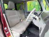 運転席まわりには十分なスペースがあり、大柄な方でもゆったり運転していただける環境です。