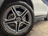 ●純正19インチアルミホイール:輸入車ならではの卓越した走りを支えるホイールと足回りです!日本車の走りに慣れている方にもぜひ体感して頂きたいほど、高いレベルでまとまっています!