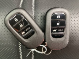 ☆スマートキー☆ドアの開錠・施錠はもちろんですが、エンジンをかけるときも鍵を取り出さなくて大丈夫ですよ♪両手に荷物をお持ちの時でも、大変便利で使い易い装備です☆