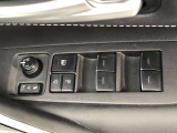 パワーウィンドのスイッチです。運転席に座りながら、助手席や後席の窓を開け閉めできるので大変便利ですよ。