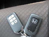 スマートキー2個装備車です☆ポケットに鍵を入れたままでも開閉ができます☆☆ホンダオートディーラーホンダ専門店♪TEL06-6744-2222☆