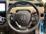 ハンドルにHondaセンシング系のクルーズコントロールやレーンキープアシストなどのスイッチと、オーディオの操作スイッチが装備されています。ハンドルから手を離さず安全に操作できます。