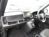 ★助手席周辺★ ダッシュボードには豊富な収納BOXがありいつもすっきりとした車内!ほしい場所にちょうど良い収納を備えています。大きなフロントガラスによって見晴らしも良く快適な座り心地となっております!