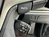 クルーズコントロール機能が付いています。 速度を設定するとアクセルを踏まなくても一定の速度で走ることができます。  高速道路ではとても便利な装置なんです。
